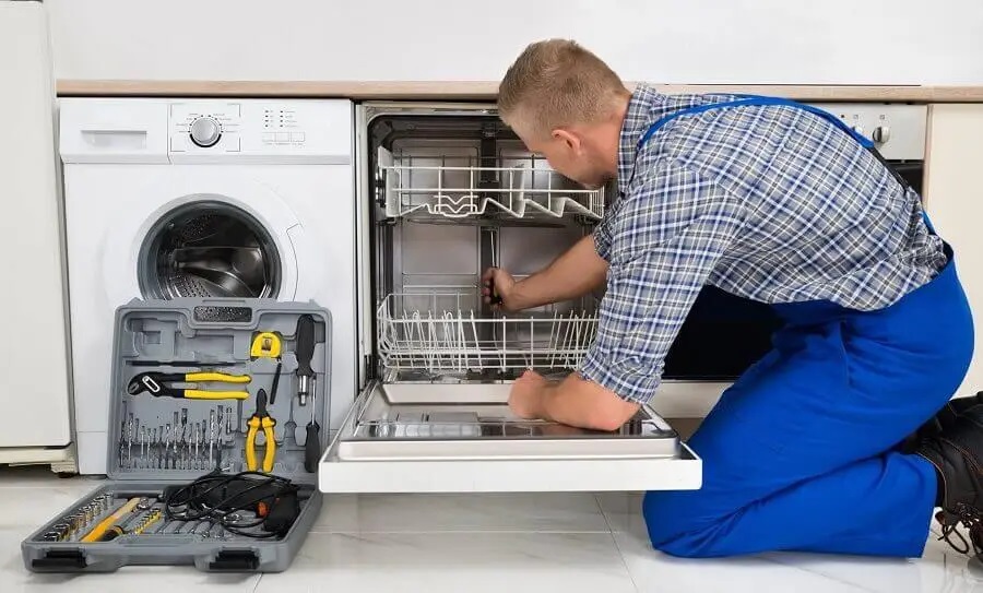 Çeşme Liebherr servisi teknisyen ekibi beyaz eşya tamiri yaparken